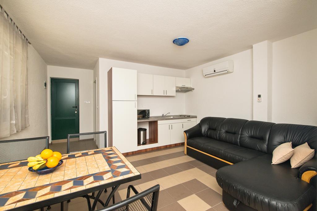 Apartment Afrika Makarska Buitenkant foto